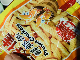 9、酥炸带鱼,用一包零食鲜虾条或者是薯片都可以;