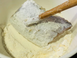 11、酥炸带鱼,带鱼粘面粉;
