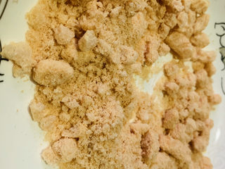10、酥炸带鱼,把零食鲜虾条粉碎待用;