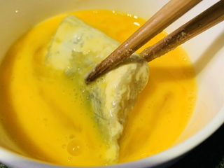 12、酥炸带鱼,再粘蛋清;