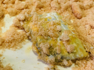 13、酥炸带鱼,再裹些鲜虾条粉;