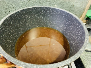 14、酥炸带鱼,锅里倒适量油;