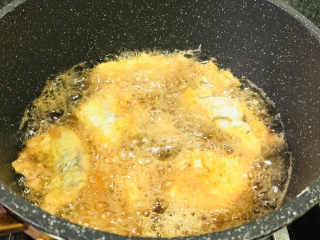 15、酥炸带鱼,油冒泡时,放入带鱼,中小火慢炸;