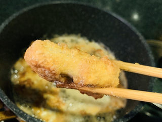 16、酥炸带鱼,炸至金黄色就可以捞出锅;