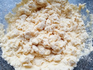 3、玉米粉窝窝头,用筷子搅拌成絮状。