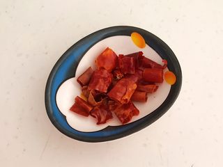 1、干锅千叶豆腐，,干红辣椒段用冷水清洗一下，沥干水分