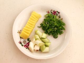3、干锅千叶豆腐，,把鲜姜切成小片，葱白切成小段，葱叶切成葱花