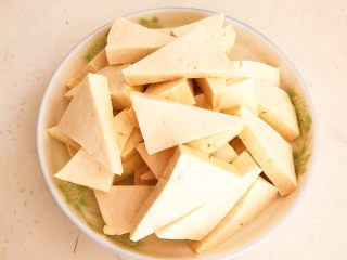 5、干锅千叶豆腐，,千叶豆腐1小块，把千叶豆腐切成三角块