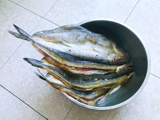 8、干锅千叶豆腐，,咸黄鱼放入一个大盆里，加入温水，提前浸泡1个小时左右，除去鱼鳞，鱼头，清洗干净