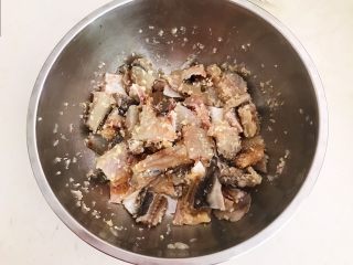 9、干锅千叶豆腐，,把切好的咸鱼段放入盆里，加入蒜末，料酒，腌制20分钟