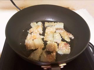 10、干锅千叶豆腐，,炒锅烧热后放入1勺玉米油，油烧热后加入咸鱼段，全程小火煎制