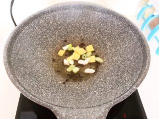 12、干锅千叶豆腐，,另起锅，炒锅烧热后加入1小勺玉米油，油烧热后加入花椒粒，炒出香味，加入鲜姜片和大葱段，炒出香味