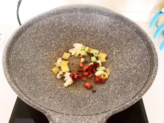 13、干锅千叶豆腐，,加入干红辣椒段，炒出香味