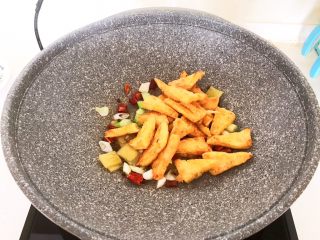 14、干锅千叶豆腐，,加入煎好的千叶豆腐，加入2克精盐，翻炒均匀