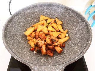 15、干锅千叶豆腐，,加入煎好的咸黄鱼