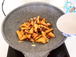 16、干锅千叶豆腐，,翻炒均匀，加入水淀粉