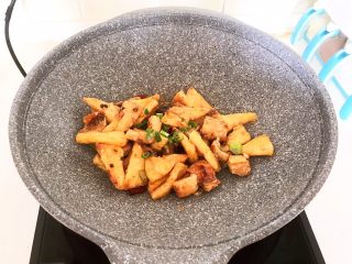 18、干锅千叶豆腐，,撒上葱花，翻炒均匀即可