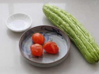 1、蛋黄焗苦瓜,准备好所需食材。