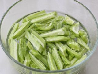 3、蛋黄焗苦瓜,把切好的苦瓜放到淡盐水中浸泡10分钟,这样可降低苦瓜的苦味,吃起来也更爽口。