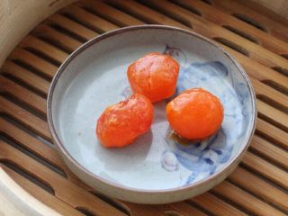 4、蛋黄焗苦瓜,将咸蛋黄放入蒸锅内,大火蒸约十分钟取出。