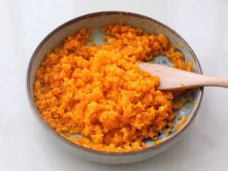 5、蛋黄焗苦瓜,用勺子把蛋黄碾碎,越碎越好,有硬心的地方不要。