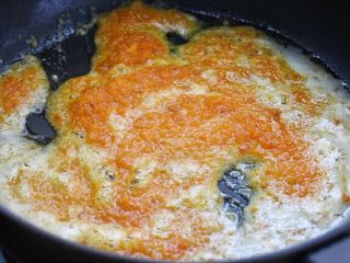 6、蛋黄焗苦瓜,锅中倒适量食用油烧热,放入蛋黄用小火不停的翻炒,炒至蛋黄化开呈冒泡状态。