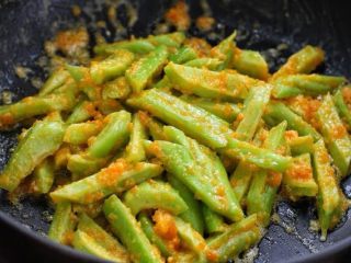 8、蛋黄焗苦瓜,翻炒均匀后关火,盛出装盘即可。