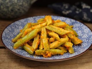 9、蛋黄焗苦瓜,一道营养美味、简单快捷的咸蛋黄炒苦瓜就做好了!