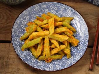 10、蛋黄焗苦瓜,搭配粥来当做早餐很不错呢!