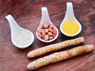 1、铁杆山药花生双米糊,首先备齐打糊糊的食材。