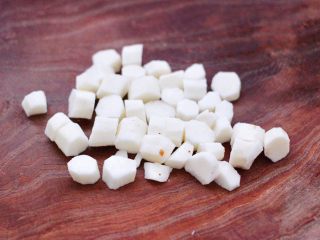 4、铁杆山药花生双米糊,铁杆山药去皮后洗净，用刀切成小块。