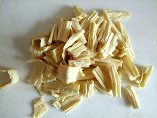 2、腐竹黄瓜炒火腿,切成小段