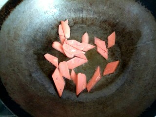 6、腐竹黄瓜炒火腿,锅中放入适量植物油，放入火腿，煎至焦黄