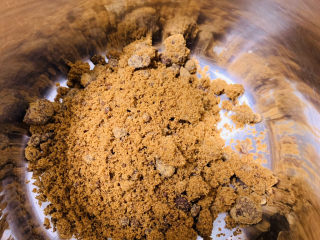 2、红糖马蹄糕,将红糖适量倒入碗内；