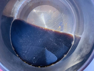 4、红糖马蹄糕,充分搅拌，红糖无颗粒；