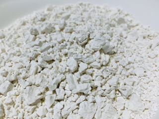 5、红糖马蹄糕,马蹄粉倒入碗内；