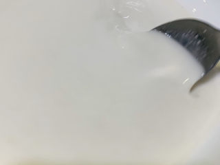 7、红糖马蹄糕,用勺子搅拌马蹄粉，至无颗粒；