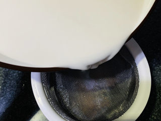 8、红糖马蹄糕,将马蹄粉过滤下；