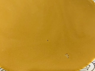 11、红糖马蹄糕,充分搅拌倒入要蒸的碗内；