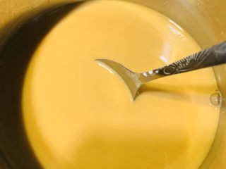 10、红糖马蹄糕,将过滤好的马蹄粉浆倒入红糖中；