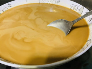 13、红糖马蹄糕,大火边蒸边搅拌，搅拌成半熟浆为止；