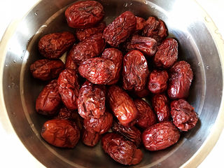 2、红枣糕,捞出冷却。