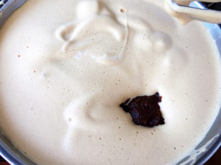 10、红枣糕,加入全部的红枣泥,用电动打蛋器1档搅拌均匀。