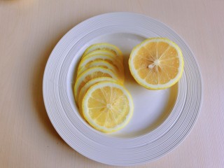 2、凉拌黄瓜卷,切两片柠檬片。