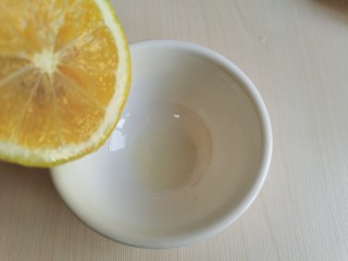 3、凉拌黄瓜卷,将柠檬汁挤入一个小碗里，多少根据个人口味。