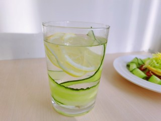 9、凉拌黄瓜卷,剩余的柠檬片泡了一杯瓜片柠檬蜂蜜水。