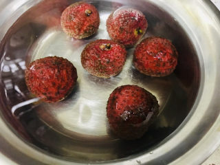 3、荔枝红枣甜汤,炖煮期间准备荔枝