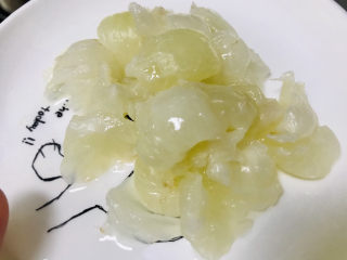 5、荔枝红枣甜汤,用清水冲洗两遍荔枝肉