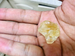 8、荔枝红枣甜汤,准备一块黄冰糖