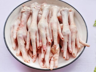 1、史上最简单的懒人电饭煲鸡爪,鸡爪洗净后切段去掉指甲。